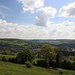 Solsbury Hill - Blick im Gegenlicht nach Batheaston, wo sich auch der Ausgangs- und Endpunkt unserer Wanderung befindet. Rechts ist auch der River Avon zu erahnen.