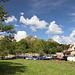 Batheaston - Blick über den kleinen Parkplatz (Batheaston car park), der sich zwischen der Hauptstraße (London Road) und dem River Avon befindet.