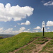 Solsbury Hill - Das Gipfel-Plateau ist erreicht. Beim Blick entlang des Hangs sind im Hintergrund auch etliche Häuser von Bath zu erahnen.