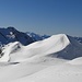 Im Aufstieg zum "richtigen" Sattel wo sich zwei Skitourengängerinen zur Abfahrt bereit machten.<br />Ich hingegen machte mich auf zum Einstieg auf den Schiberg und dies ohne Schneeschuhe bis hoch zum Gipfel ...