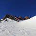 Gipfelhang Piz Pischa. Der Fussaufstieg zum Hauptgipfel ist angedeutet