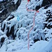 Wie es der Zufall so will sind gerade heute Kletterer in dieser so selten begangenen Wand. Macht aber nix, die sind auch schnell und die Stände so gelegen, dass man dem Eisschlag selten ausgesetzt ist. Auch haben sie (von hier aus betrachtet) weiter rechts abgeseilt, was sehr nett war. Stände und unsere Abseilstrecke habe ich eingezeichnet.