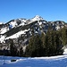 Aussicht wenig oberhalb von Gruebi (1418m) hinüber zu Roggenstock  (1777,8m).<br /><br />Vor etwa 8 Jahren war ich mit Ski auf dem einfach besteigbaren Voralpengipfel: [http://www.hikr.org/tour/post31035.html] 