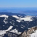Twäriberg (2116,9m): Gipfelaussicht auf den Zürichsee (406m), Zürich und den dahinter liegenden Schwarzwald.