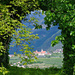 Schlosspark Schenna: Durchblick zum Johanneum im Dorf Tirol