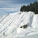 Ab Bürkeli - P. 1390 m traversiert der weitere Weg bis zur Honegg größtenteils am Hang knapp unter dem Waldrand auf dem Wanderpfad in Richtung Honegg. Auf dem Foto ist der verschneite Pfad am oberen Bildrand schwach zu erkennen.