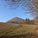 Im Aufstieg zur Milešovka - Von Milešov wandern wir nun, sozusagen auf unserer 2. Tages-Etappe, auf den höchsten Gipfel des České středohoří (Böhmisches Mittelgebirge).