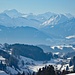 Im Vordergrund Herzloipe Gibswil mit Alpenpanorama im Zoom