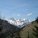 Blick zu tief verschneiten Gipfeln im Engelberger Tal