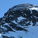 Die beiden Schlüsselstellen des Gipfelaufstieg befinden sich am NW-Grat (links).