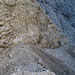 09 Weiter gehts. An der Fünffingerscharte beginnen verwaschene rote Punkte. Du gehst auf vorhandener Spur rechts um die gelben Felsen zur Nordflanke des Berges.