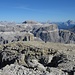 45 Wir waren 2 Std. am Gipfel. Ein geiler Luxus. Haben das Panorama zurechtgelegt und fachgesimpelt. Es ist 15 Uhr und man sollte sich schleichen. Für Morgen steht ein ganz "Großer" der Dolomitenzunft auf dem Plan: der Gran Vernel. Vorher kommt eine kalte Nacht im Auto. Ehrlich, ich bin auch lieber im Hotel, aber: Wenns sei muaß muaß sei! Und es muaß sei.