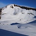 Rückblick auf den Erdisgulmen (2293m) mit der an einer Stelle knapp 40° steilen Südflanke. Die Abfahrt über 200 Höhenmeter ins Heuloch war hart gefroren aber dennoch herrlich zu Fahren. Foto auf zirka 2220m nordwestlich von Stelli im Zustieg zur Magerrain Westflanke.