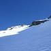 Zuletzt wieder mit Skiern anspruchsvoll (weil vereist) über die Gipfelflanke zum Skidepot am Grat.
