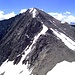 Der Abstieg von der Tulpspitze in die südlich gelegene Tulpscharte ist einfach. Es geht auf dem Südrücken knapp 80 Höhenmeter in grobem Schutt hinunter in die Tulpscharte. 