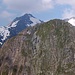Gegenüber: Die Ostwand der Schlüsselspitze. Diesen Berg konnte ich 2018 von Nord nach Süd (von rechts nach links) überschreiten. Haarige Angelegenheit, besonders im Abstieg.