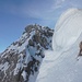 Blick aus dem sehr steilen Schneehang zum Gipfel der Kalkwand