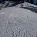 Schneemobil-Spuren bis zur Grathöhe hinauf