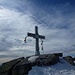 erstes Ziel erreicht, bis hier herauf habe ich keinen einzigen Menschen getroffen (Ausnahme Skipiste), am Gipfel waren zwei Schneeschuhgeher, die gerade wieder im Aufbruch waren.