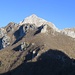 in primo piano le rocce della Ferrata,sullo sfondo la Pania della Croce