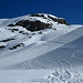 Vor dem Runden Kopf tauchen die ersten Pulverhänge auf. Auf der linken Bildseite ginge – zumindest gemäss der Schweizer Skitourenkarte – der Aufstieg hoch.