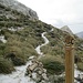 Abzweig zum Südaufsteig auf den Puig de Massanella, mit frischem Schnee und frischer Fußspur.