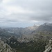 Blick nach Südwesten. Hinten der Stausee Embassement de Cúber, von dem ich gestartet war. Die Aufstiegsroute geht links (verdeckt) um die im Vordergrund quer liegenden Bergkette herum. Rechts hinten der höchste Berg Mallorcas, der Puig Major.