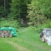 beim Forsthaus P620. Zwischen den Holzbeigen gehts zum Clubwägli