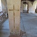 Su due colonne sono affrescate delle croci con simboli della Passione.