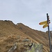 Sulla dorsale sud della Cima Scaravini, alla quota 1780 m, un cartello indica il sentiero appena percorso, come se si trattasse di un sentiero mantenuto...