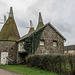 Oast Houses mit ihren charakteristischen Kaminen - zum Trocknen von Hopfen