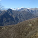 Il poggio panoramico oltre il quale non si procede: sono visibili sia l' Alpe Marona, a sinistra tra gli alberi, sia l' Alpe Rusca', a destra.