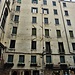 Nel ghetto si trovano le case più alte di Venezia visto che l'aumentare della popolazione di fede ebraica e l'impossibilità di stabilirsi in altre zone della città costringeva ad un continuo innalzamento degli edifici.