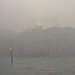 Un pallido sole sorge sul Canal Grande.