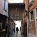 Per accedere al Campo di San Zaccaria si passa sotto il magnifico portale in stile gotico fiorito sormontato da un rilievo del 1430 circa rappresentante la Madonna in Trono.