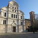 La chiesa di San Zaccaria. Il campanile in cotto è del secolo XIII. Le arcate tardoquattrocentesche sulla sinistra delimitavano l'area cimiteriale del complesso religioso.