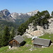 Die Alphütten nach dem Goggeien Hauptsattel - hinten Mattstock (li) und Speer (re)
