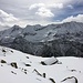 Alpe Camoscella, gegenüber die schöne Schattseite des Val Divedro (in der Bildmitte die Ebene der Alpe di Camona)