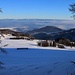 Skitour Helfenberg vom 5.2.2019:<br /><br />Aussicht vom Waldrand unter dem Helfenberggrat über den Dielenberg (804m) zum Schwarzwald. Nun begann ich nach erfolgloser Suche nach dem verlorenen Haarscheisen mit der prächtigen Abfahrt.
