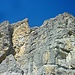 Dunklen Felsen aus Hauptdolomit bilden den Gipfelaufbau.