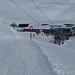 Von der Talstation startet die Fernerroute, eine der drei ausgewiesenen Routen im gesicherten Skiraum. Wegen der Engstelle durch die Zufahrt zu den Liften ist es gut, wenn man die ersten 50 m die Ski trägt.