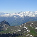 Blick vom Girenspitz auf Gonzen und Tschugga, deren Gipfel aus dieser Perspektive ziemlich unspektakulär aussehen. Im Hintergrund das Pizol-Massiv