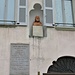 Lapide commemorativo e busto sulla casa natale di Gaudenzio Ferrari.