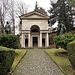 La prima cappella affiancata dalle statue bronzee di Gaudenzio Ferrari e di padre Bernardino Caimi "inventore" del Sacro Monte.