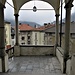 San Gaudenzio è circondata da un portico sopraelevato sulla piazza sottostante.