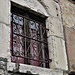 Particolare di una finestra dell'edificio di via Morgiazzi.