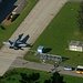 F/A-18 auf dem Weg von den Kavernen zum Flugplatz. Autos und Postauto müssen warten.