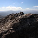 Punta Corrasi - Ausblick am Gipfel in etwa südliche Richtung. Rechts ist der schneebedeckte Gennargentu zu erahnen.