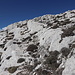 Im Aufstieg zur Punta sos Nidos - Hier geht's zur Abwechslung über eine Felsrampe schräg nach oben, bereits unweit des Gipfels.