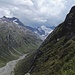 Blick vom Abstieg taleinwärts. Im Hintergrund das Rheinwaldhorn mit Läntagletscher.